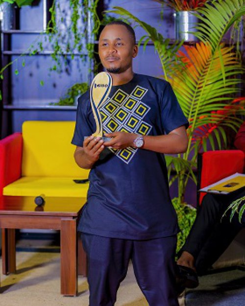 Mu cyiciro cy'umukinnyi wa filime w'umugabo w'umwaka [The Choice Actor of the Year] hatsinze Benimana Ramadhan [Bamenya]