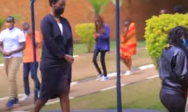 Police iguye gitumo Ibizungerezi biri mumabara|Ararakaye yenda kudiha abanyamakuru|mbega abakobwa we