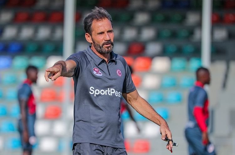 Simba Sport Club yirukanye umutoza wayo mukuru