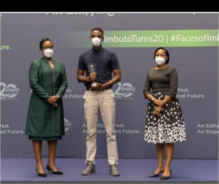 Mutabazi yves ukina Volleyball yahawe igihembo na Madam Jeannette Kagame