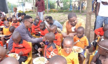 Nufashwa yafasha: Rozine Bazongere Rosine, Guterman, Peacemaker n’abandi banyamakuru basangiye n’abana Noheli