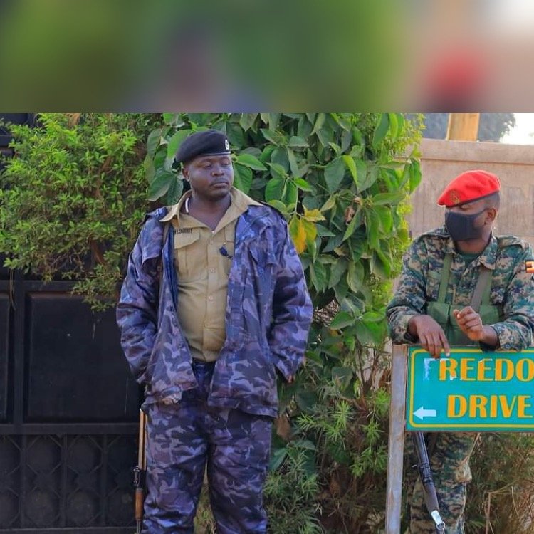 Bobi Wine ari mu mazi abira nyuma yo kugotwa n’abapolisi iwe murugo