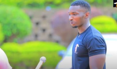 Duhuje Rutambi n’umusore uvuga ko ariwe wamutoje ahita amucira aho imyenda Intanbara Irarose