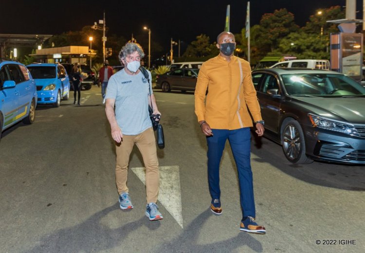 Umunyabigwi w'ikipe y'igihugu ya Espagne wanakiniye FC Barcelona yasesekaye i Kigali(AMAFOTO)