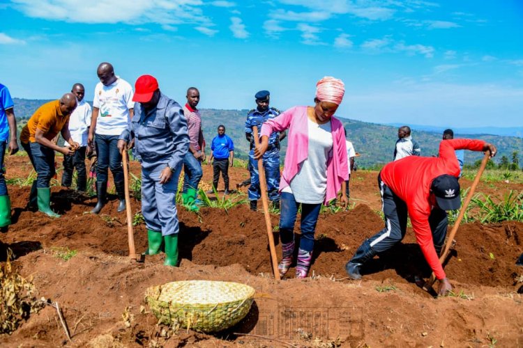 Perezida w’u Burundi n’umugore we bagiye gusarura ibirayi bataha babyikoreye - Amafoto