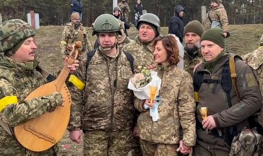 Ukraine: Basezeraniye ku rugamba, bambaye imyenda ya gisirikare-Video