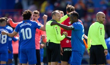 Umusifuzi Mateu Lahoz yakoze ibidasanzwe mu kibuga