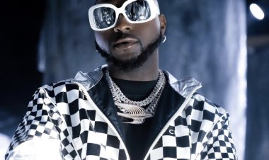 Davido yanikiriye bagenzi be mu gukorera agatubutse