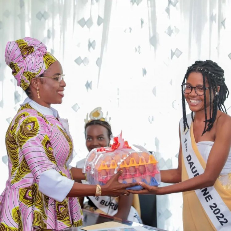 Aba Miss mu Burundi bahaye impano y'amagi umugore wa perezida