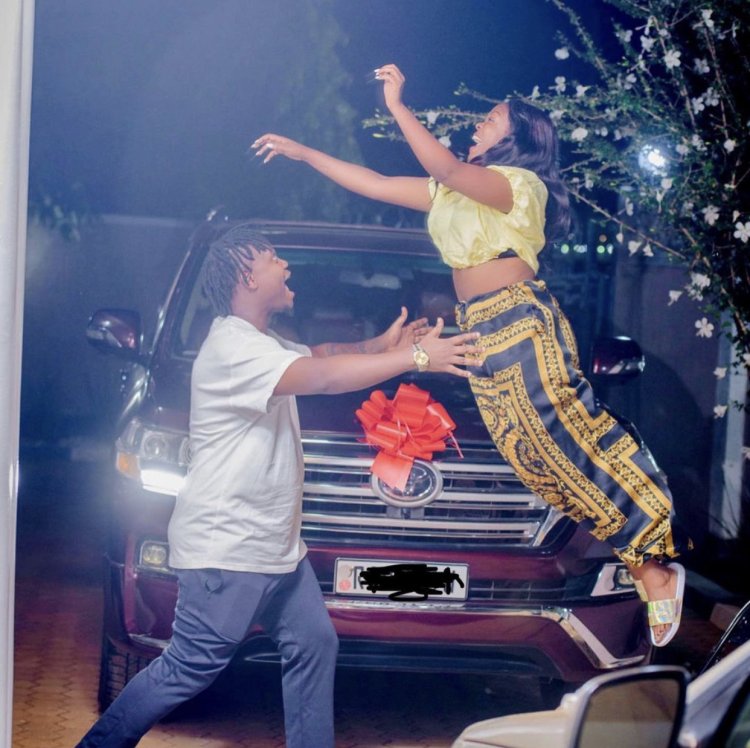 Bruce Melodie yahaye imodoka umugore we