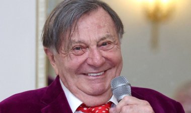 Umunyarwenya Barry Humphries yitabye Imana