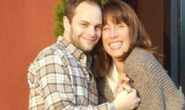 Umwana na nyina bari mu rukundo bitegura kubana