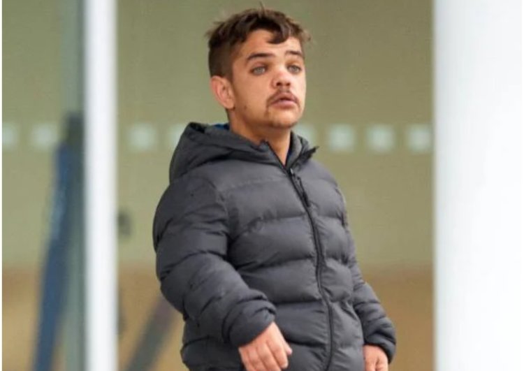 Umugabo yategetswe kubaho nk'abana kubera ubugufi bwe