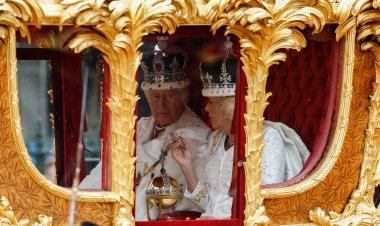 Umwami n'umwamikazi basubiye ku ngoro ya Buckingham