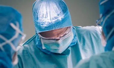 Yirukanwe nyuma yo kubaga umurwayi afatanyije n'umukozi w'isuku