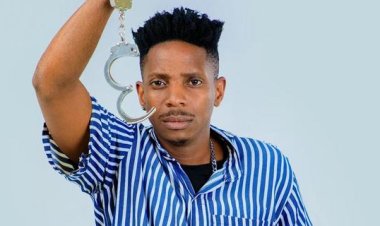 Eric Omondi yongeye kwifatira ku gakanu William Ruto na guverinoma ya Kenya