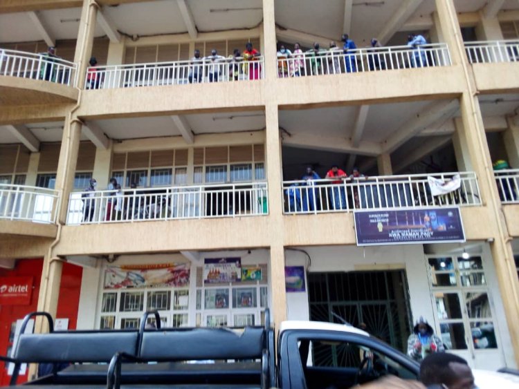 Abantu 12 bahanutse ku igorofa bareba Perezida Kagame