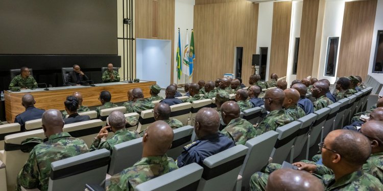 Perezida Kagame yagiranye inama n’abayobozi bakuru mu nzego z’umutekano z’u Rwanda