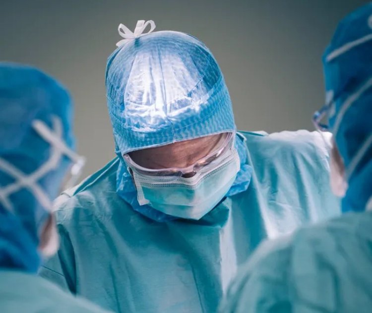 Yirukanwe nyuma yo kubaga umurwayi afatanyije n'umukozi w'isuku