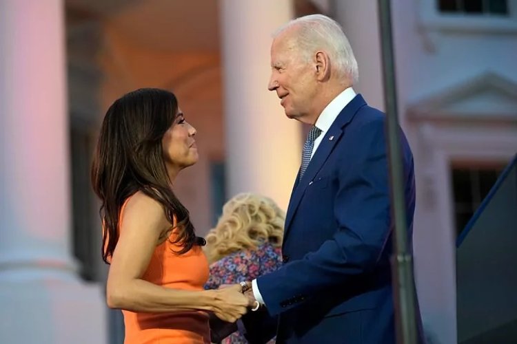 Joe Biden yataye isaro imbere y'imbaga