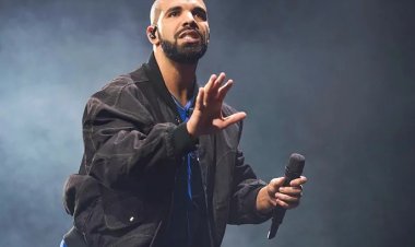 Drake yanyagiwe n'imvura  y'imyenda y'imbere ku rubyiniro