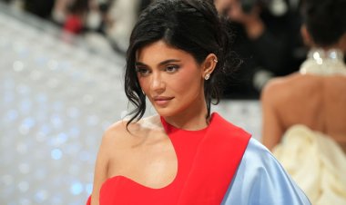 Kylie Jenner yagiriye inama abagore bihemukira bashaka kuba beza