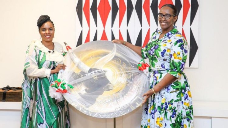 Madamu Jeannette Kagame yahanye impano na mugenzi we w'u Burundi