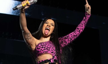 Ya mikoro Cardi B aherutse gukoresha amabara, yatanzweho imvura y'amafaranga