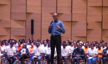 Perezida Kagame arasaba urubyiruko gukura u Rwanda na Afurika mu bukene