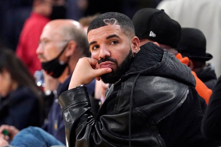 Drake akomeje guterwa imyenda y'imbere ku rubyiniro