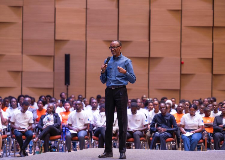 Perezida Kagame arasaba urubyiruko gukura u Rwanda na Afurika mu bukene