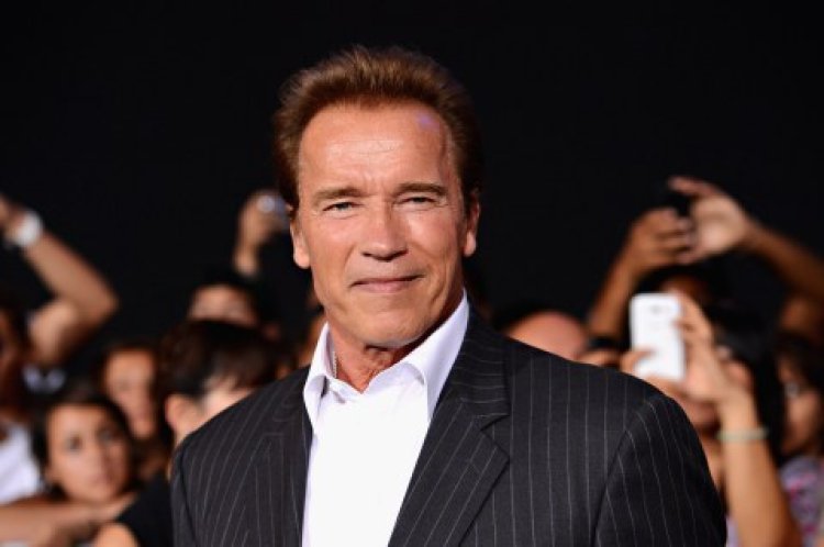 Arnold Schwarzenegger yahanishije umukobwa we  kumutwikira inkweto mu maso 