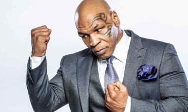 Mike Tyson arimo kurya inyama mbisi mu rwego rwo kwitegura umurwano afite
