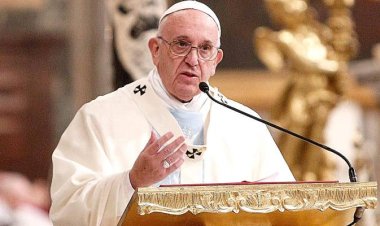 Papa Fransis I yasabye imbabazi abaryamana bahuje ibitsina