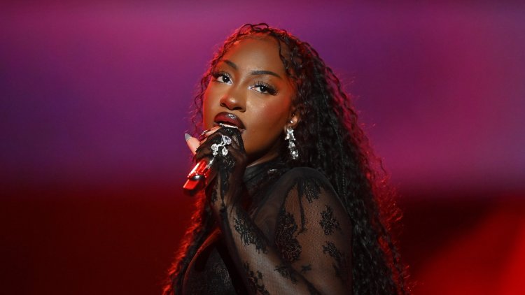 Tems yifatiye abagabo ku gakanu