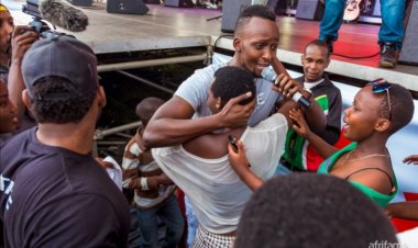 Ese kuki nta mukobwa tukibona yaguye igihumure kubera urukundo afitiye umuhanzi?