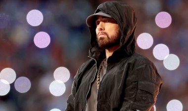 Eminem akomeje kuvuna umuheha akongezwa undi