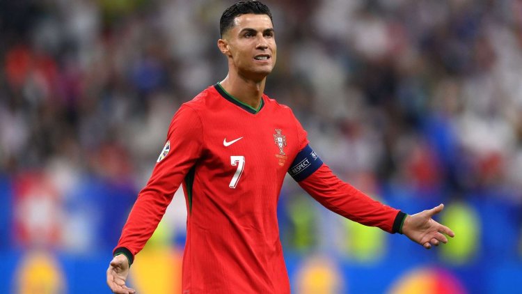 Cristiano Ronaldo ntashaka kumanika inkweto