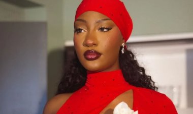 Tems yakuriye inzira ku murima abakunze kunenga imyambarire y'abahanzi