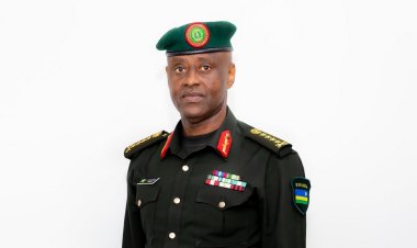 Gen Jean Bosco Kazura n'abandi basirikare bakuru bashyizwe mu kiruhuko