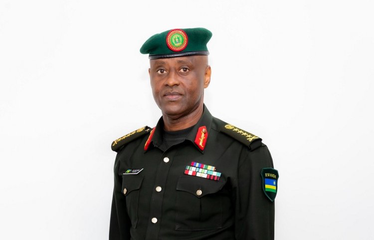 Gen Jean Bosco Kazura n'abandi basirikare bakuru bashyizwe mu kiruhuko