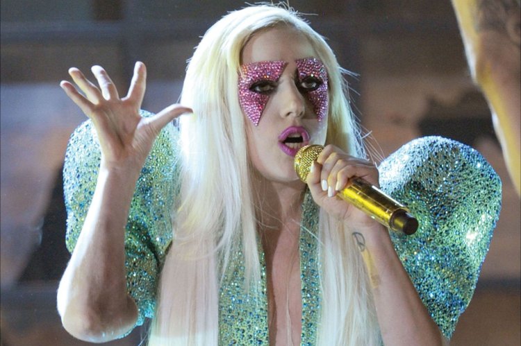 Lady Gaga yishongoye kubamutegaga iminsi