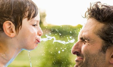 Mu Bugereki gucira umuntu mu maso ni ukumuha umugisha