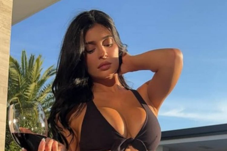 Kylie Jenner yongeye kugaragaza urwo akunda imbwa ye
