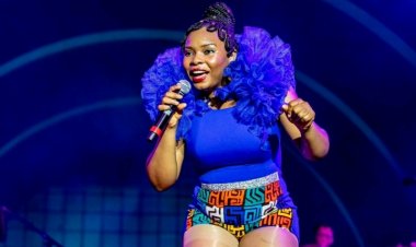 Yemi Alade yahishuye uko yigeze kubeshya imyaka bikamubera umutwaro