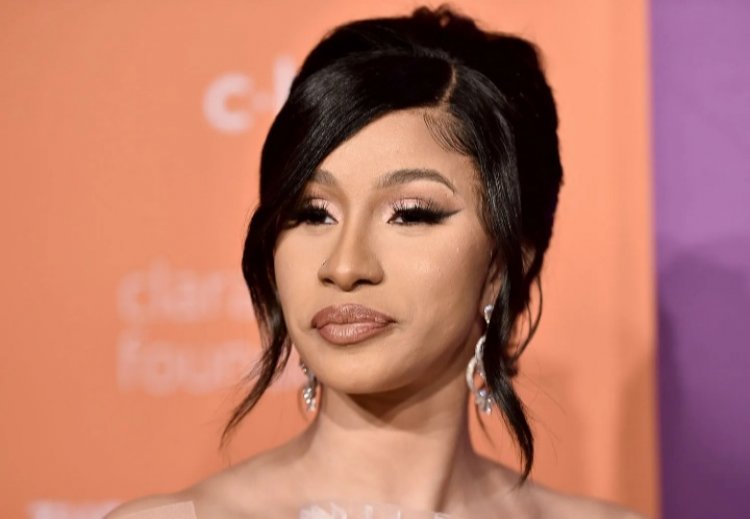 Cardi B yagejejwe mu nkiko azira ifoto ye